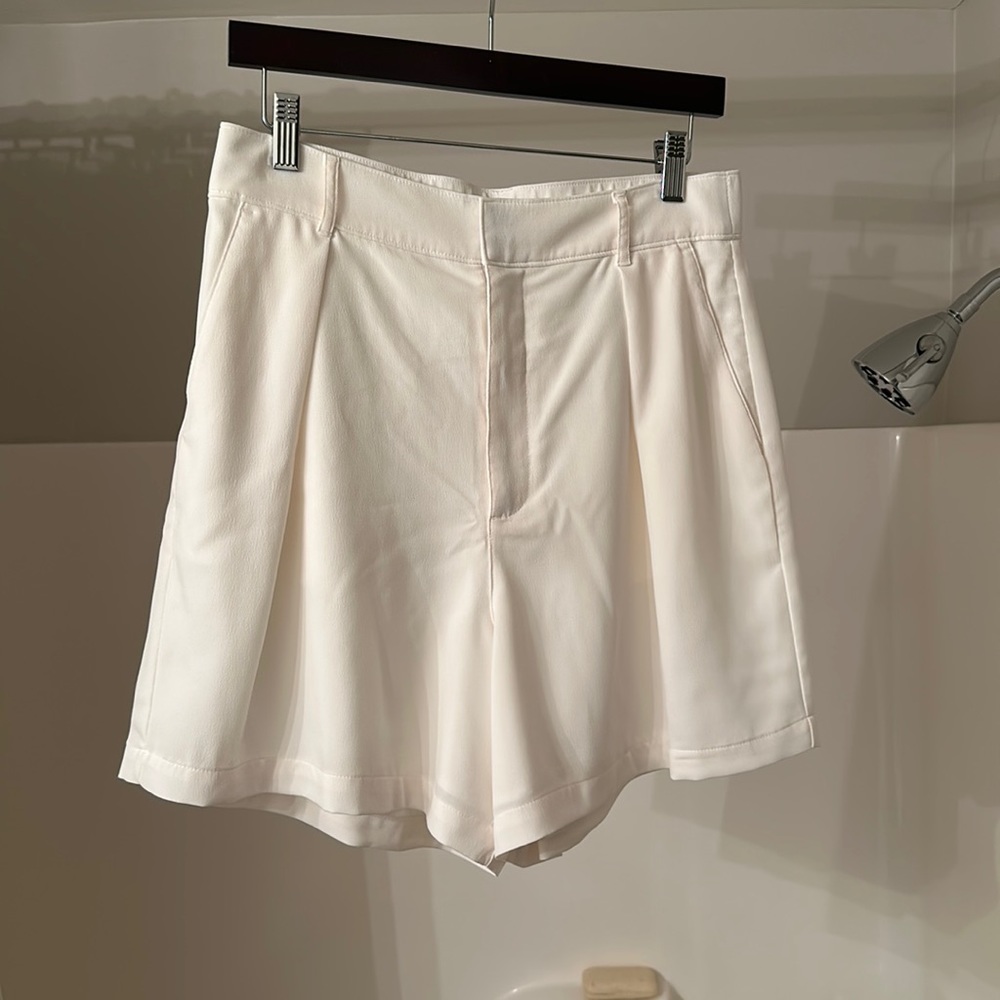 Abercrombie & Fitch high rise off-white short, size Medium